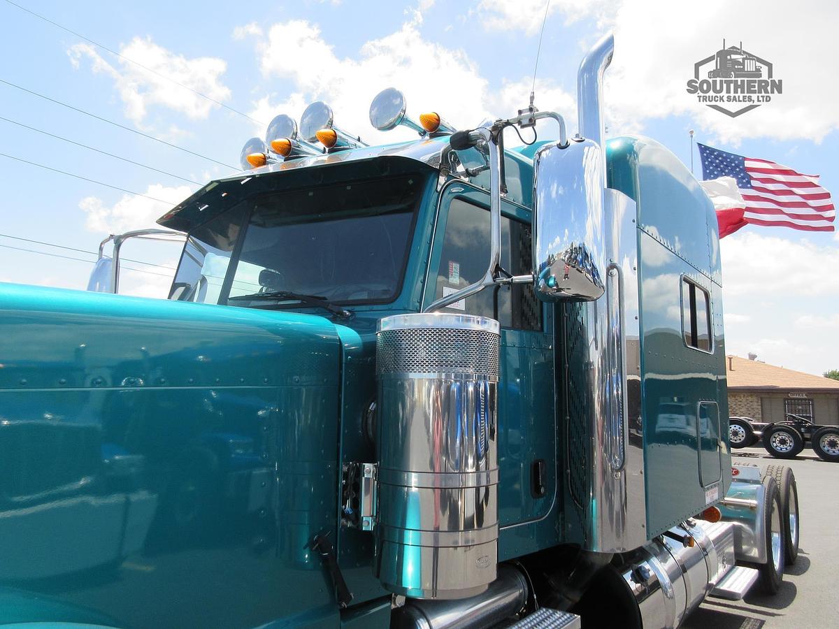 Used 2022 PETERBILT 389