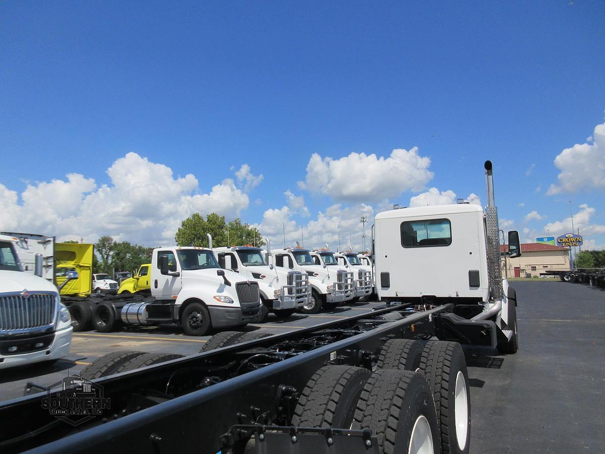 2025 KENWORTH T880