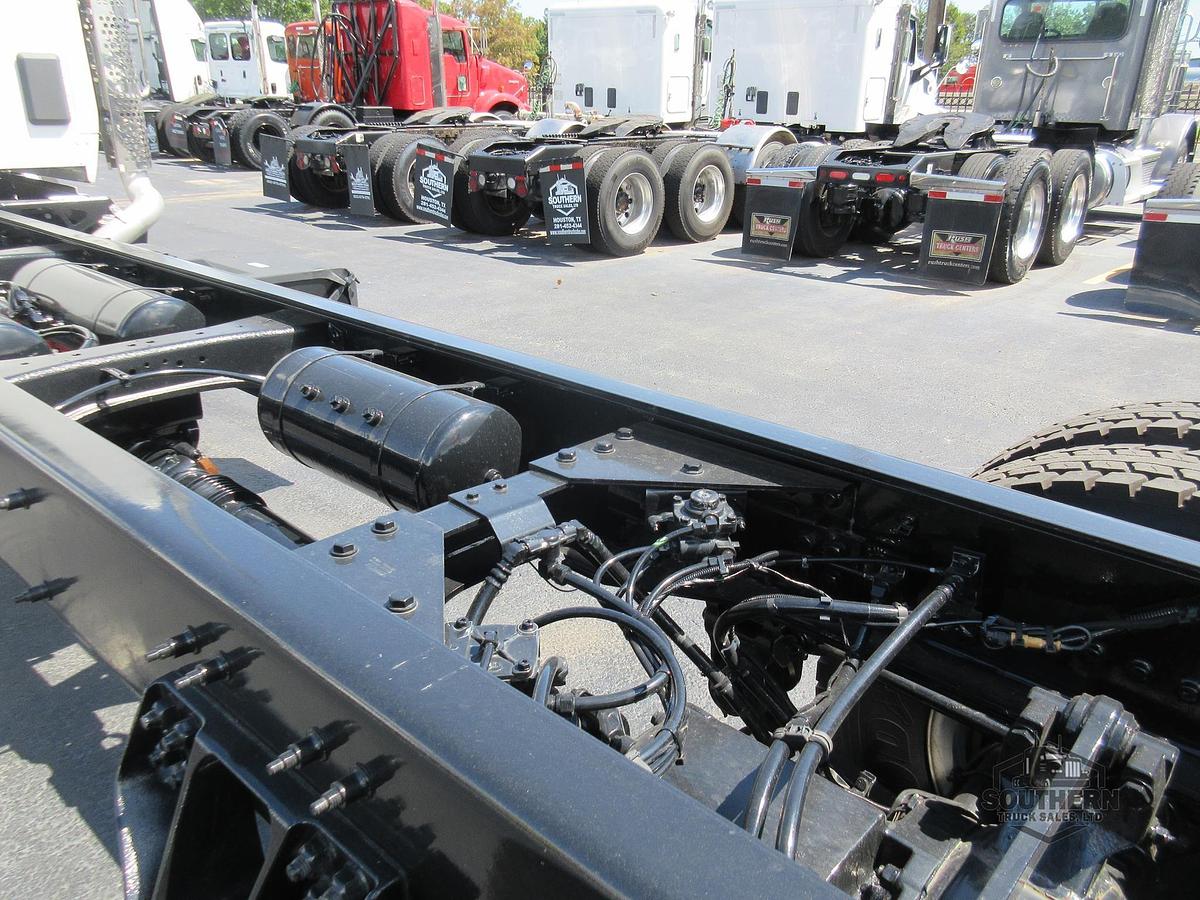 2025 KENWORTH T880
