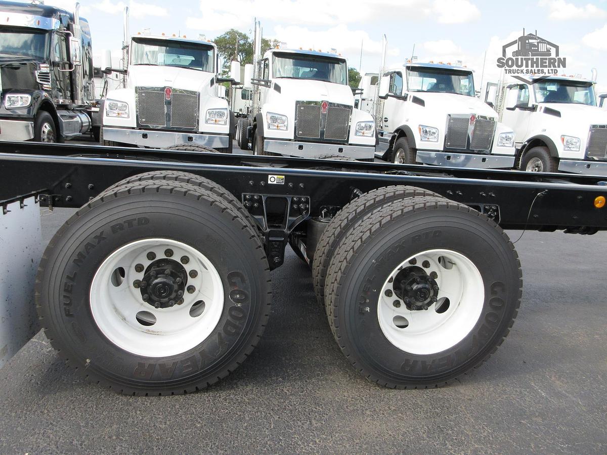 2025 KENWORTH T880