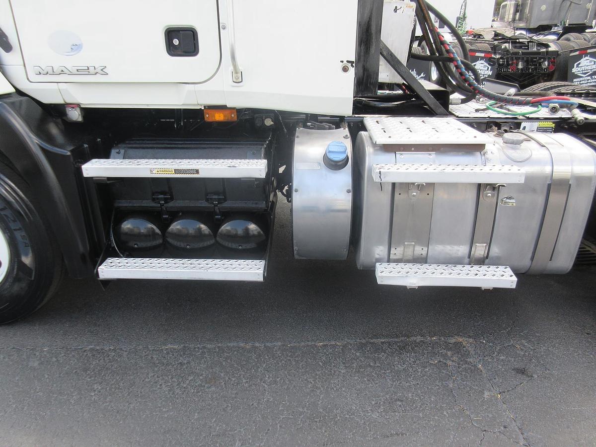 Used 2014 MACK PINNACLE CXU613
