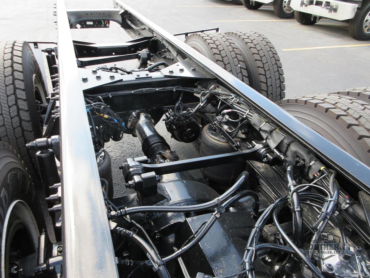 2025 KENWORTH T880