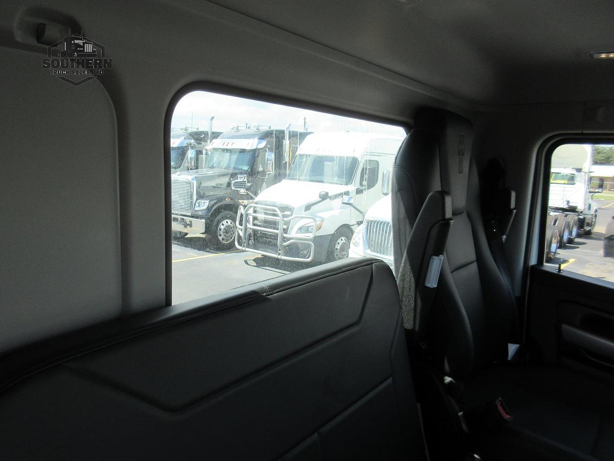 2025 KENWORTH T880