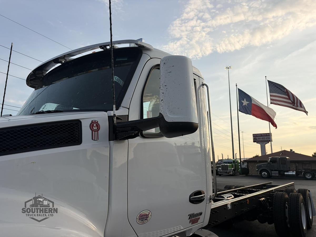 2025 KENWORTH T880