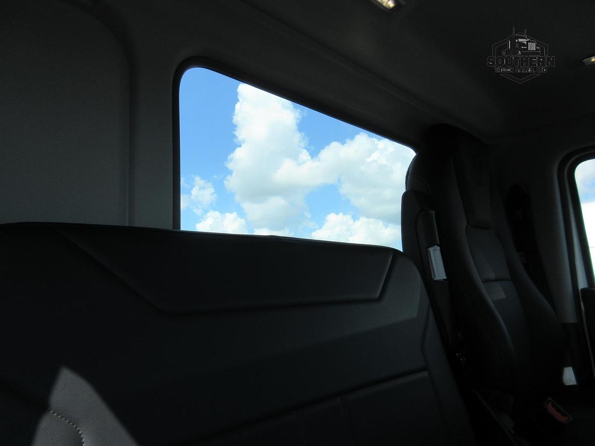 2025 KENWORTH T880