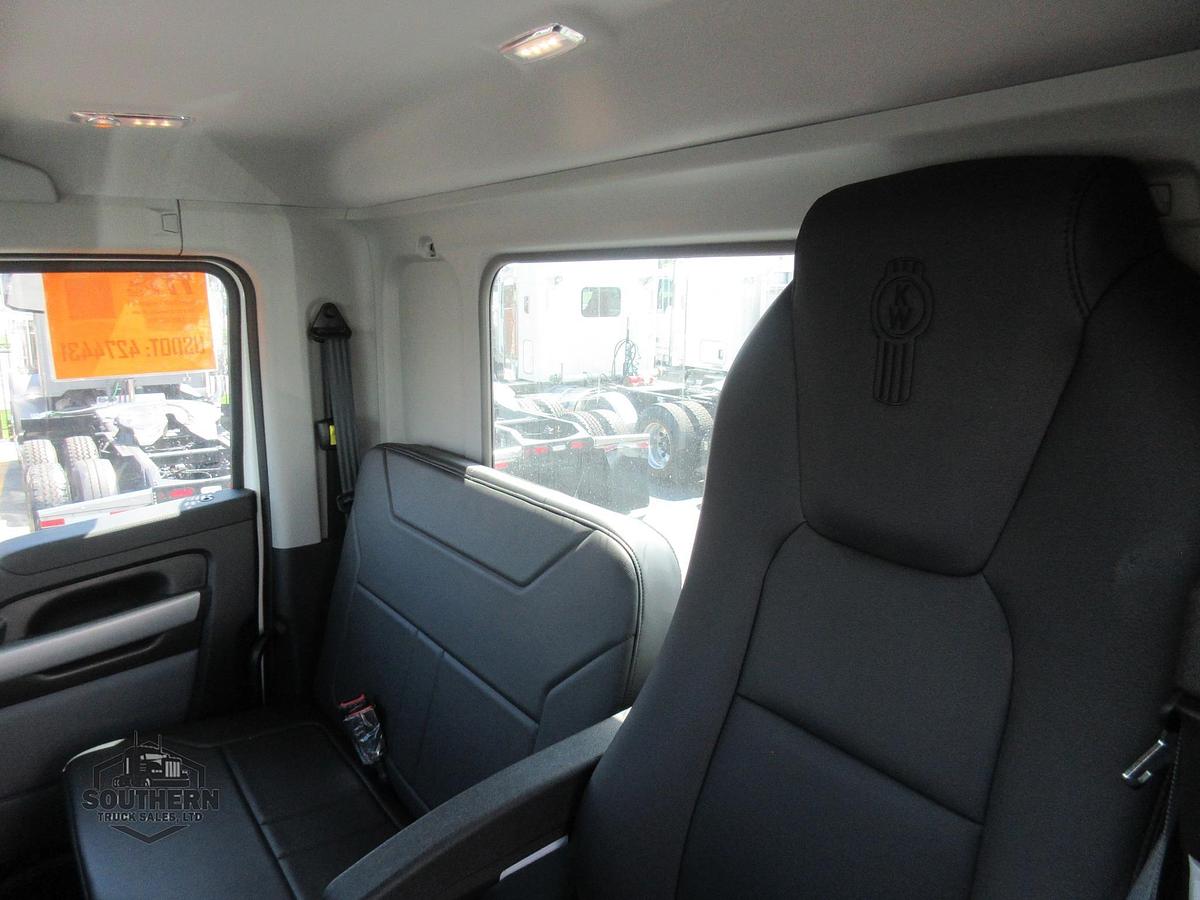 2025 KENWORTH T880
