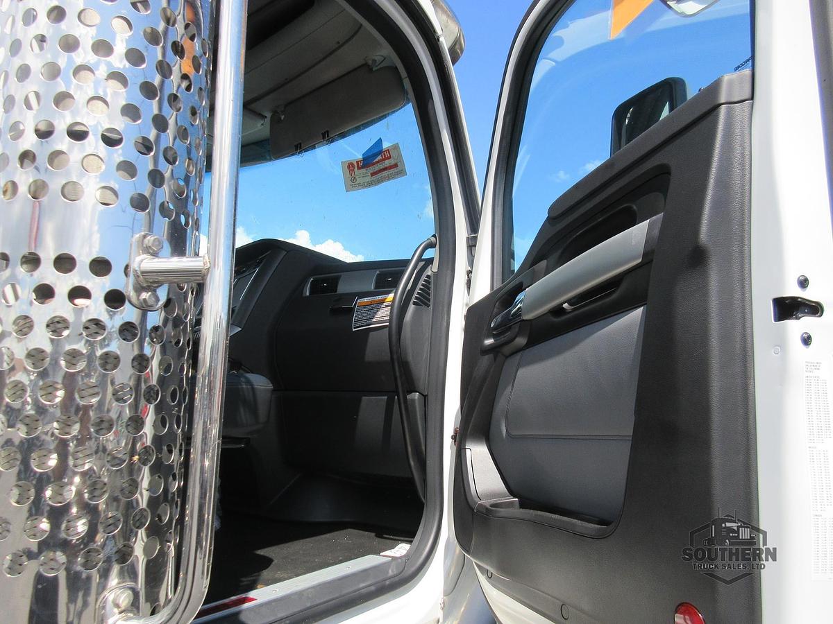 2025 KENWORTH T880