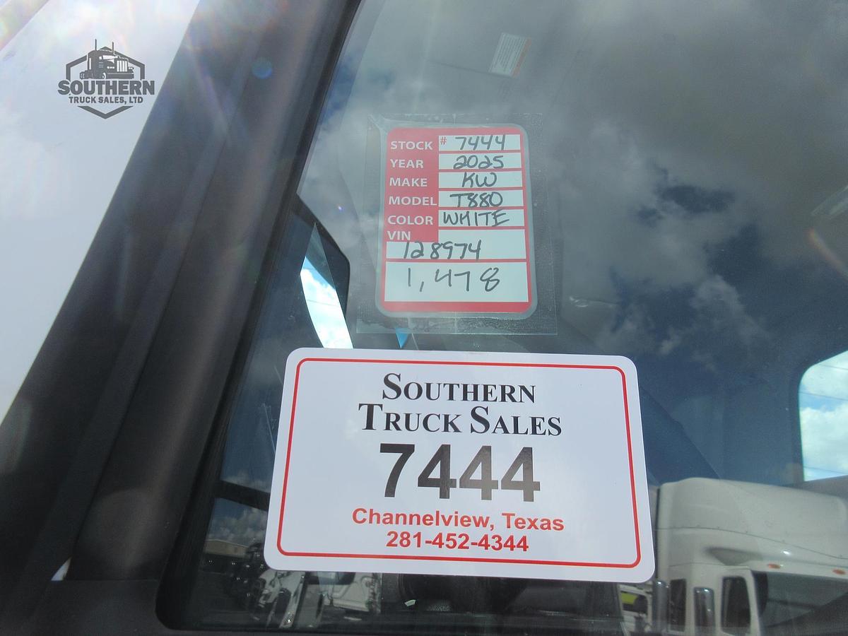 2025 KENWORTH T880