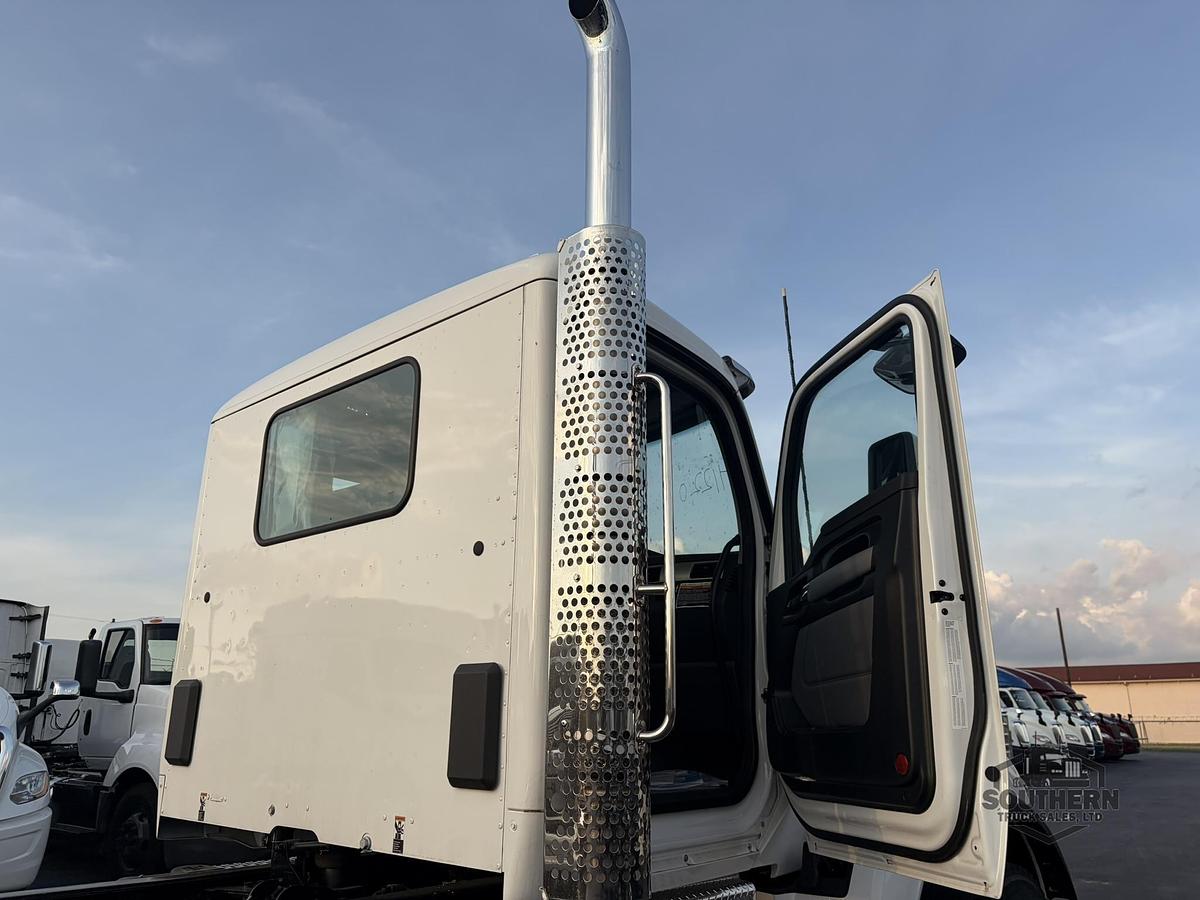 2025 KENWORTH T880