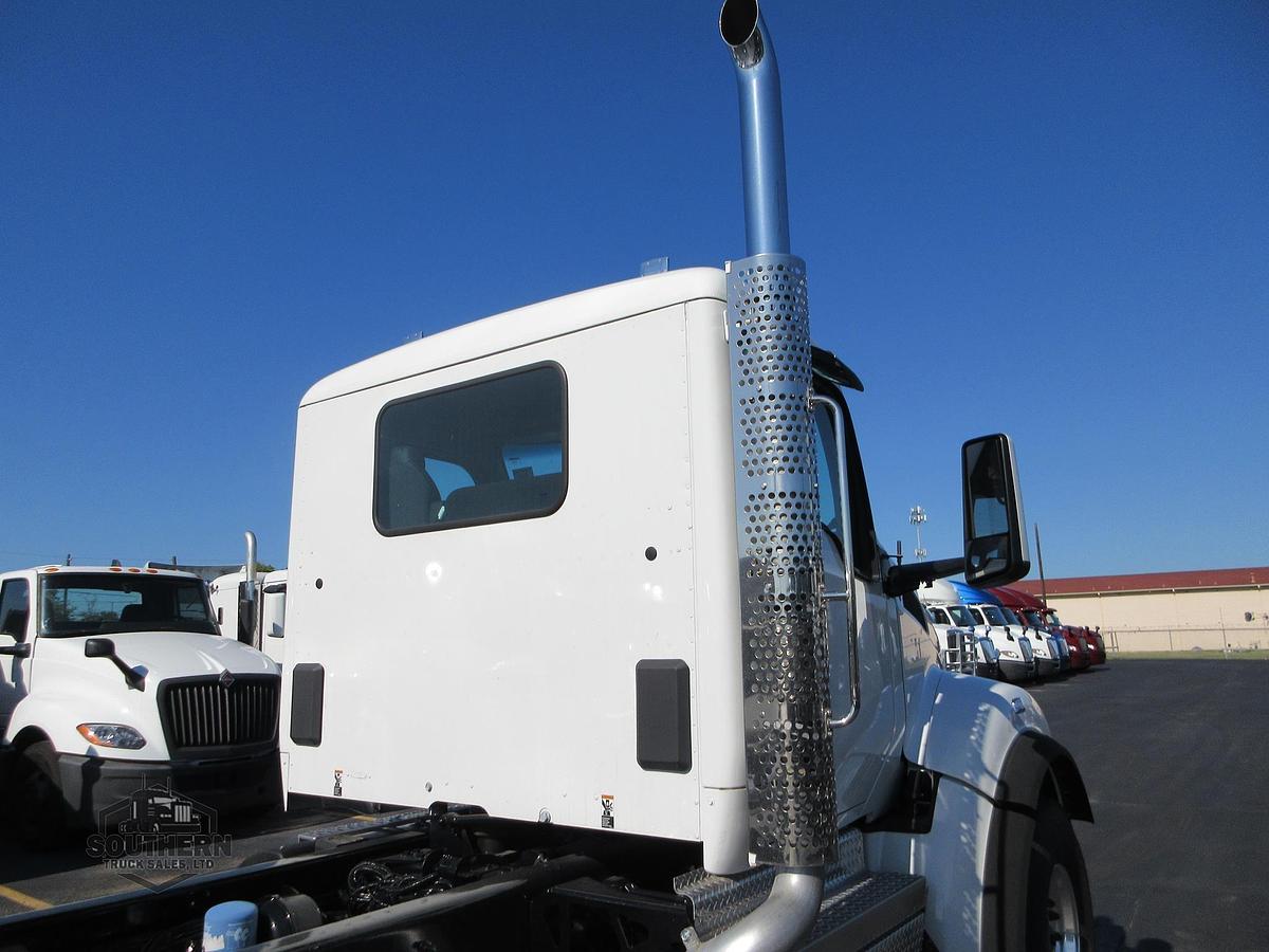 2025 KENWORTH T880