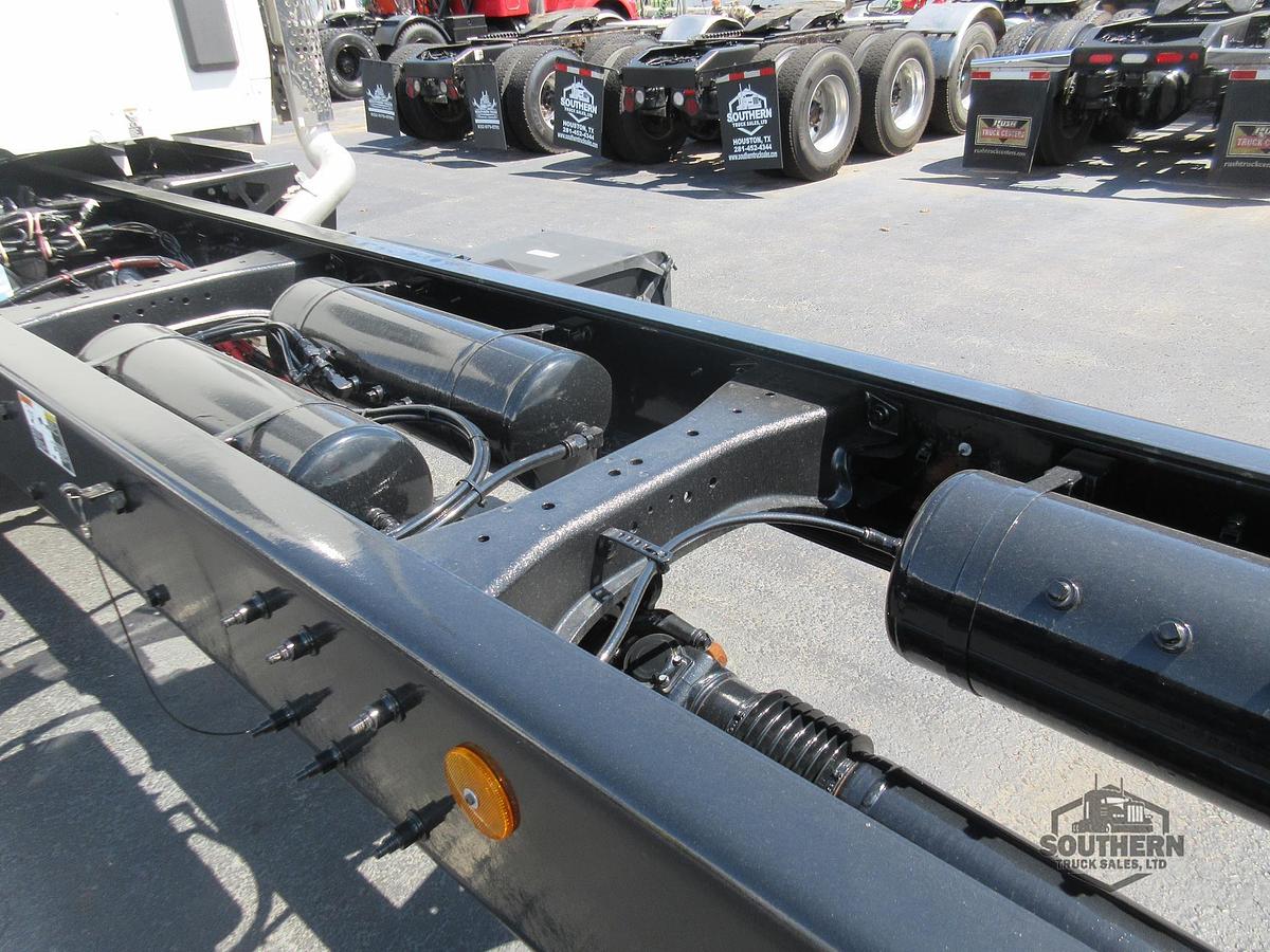 2025 KENWORTH T880