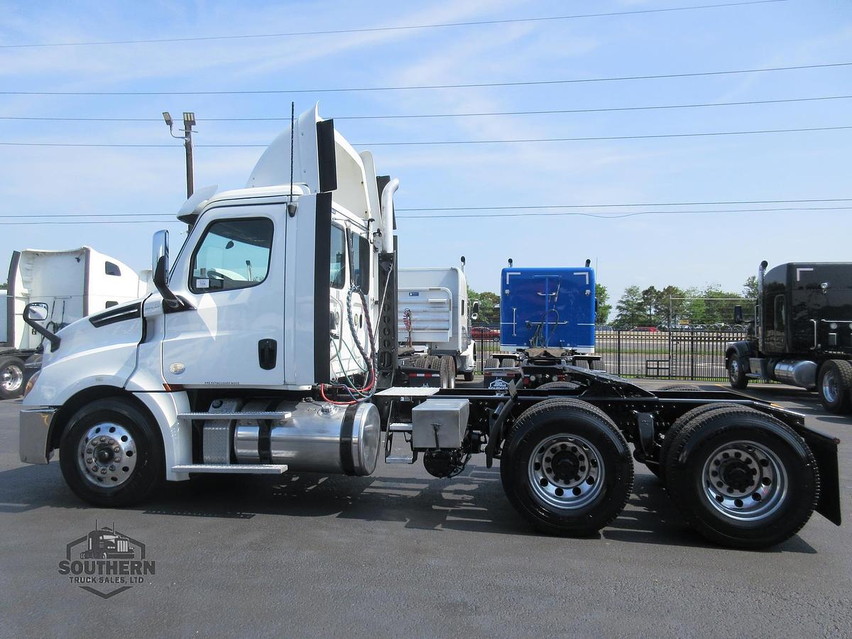 Used 2019 FREIGHTLINER CASCADIA 126