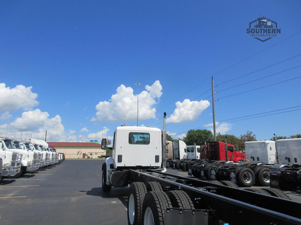2025 KENWORTH T880