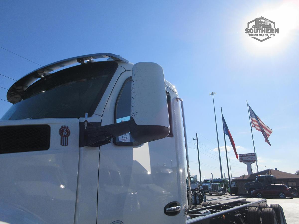 2025 KENWORTH T880