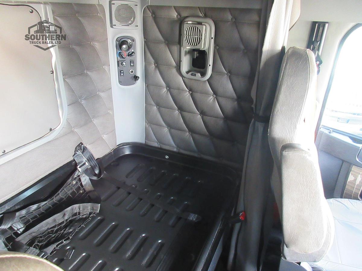 Used 2019 FREIGHTLINER 122SD