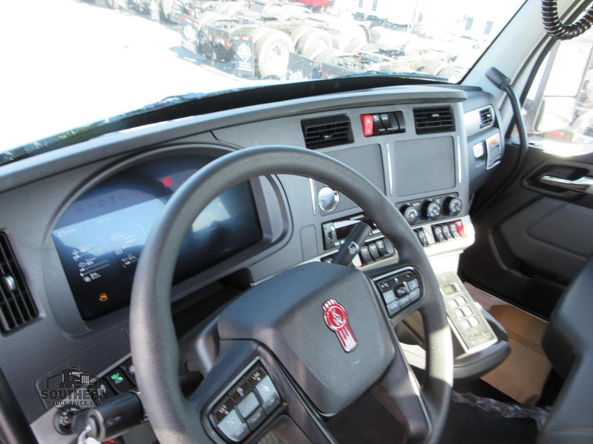 2025 KENWORTH T880