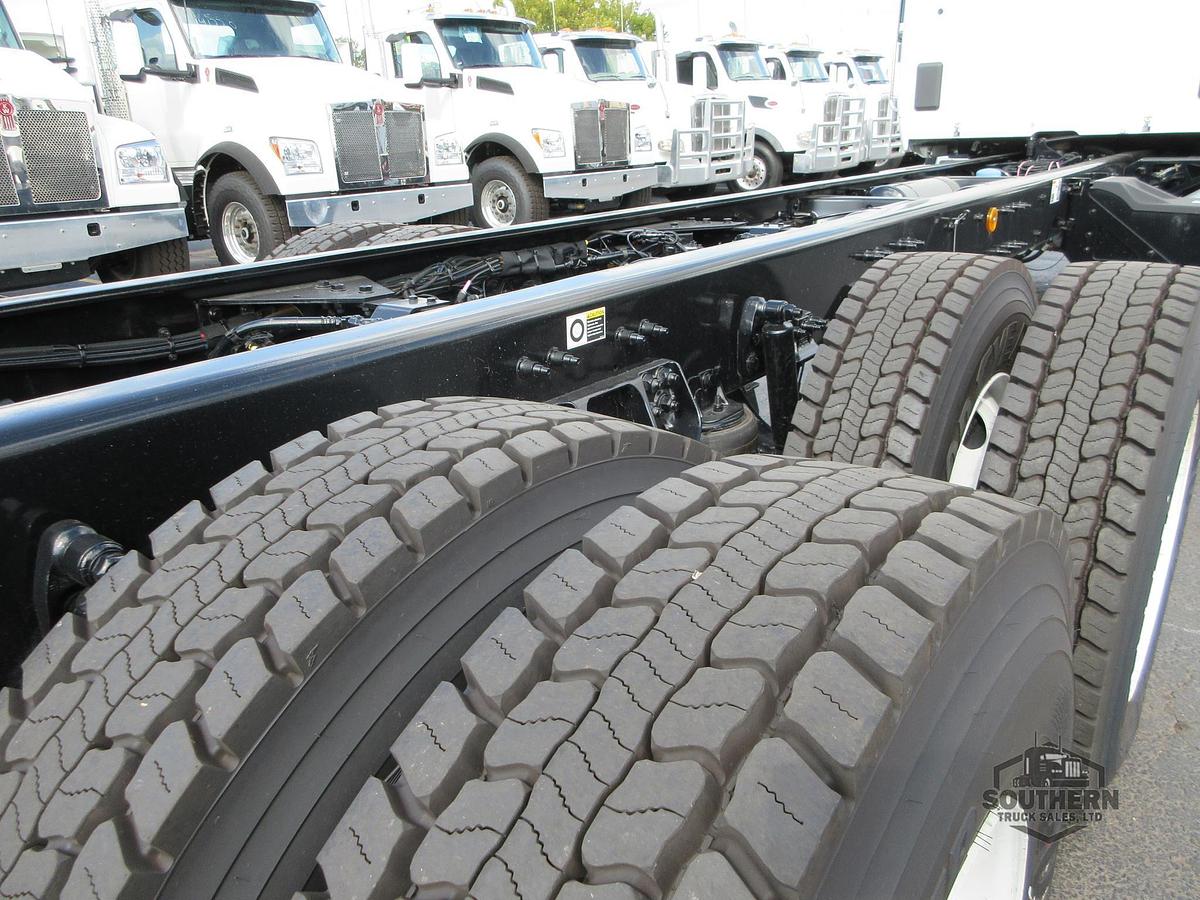 2025 KENWORTH T880