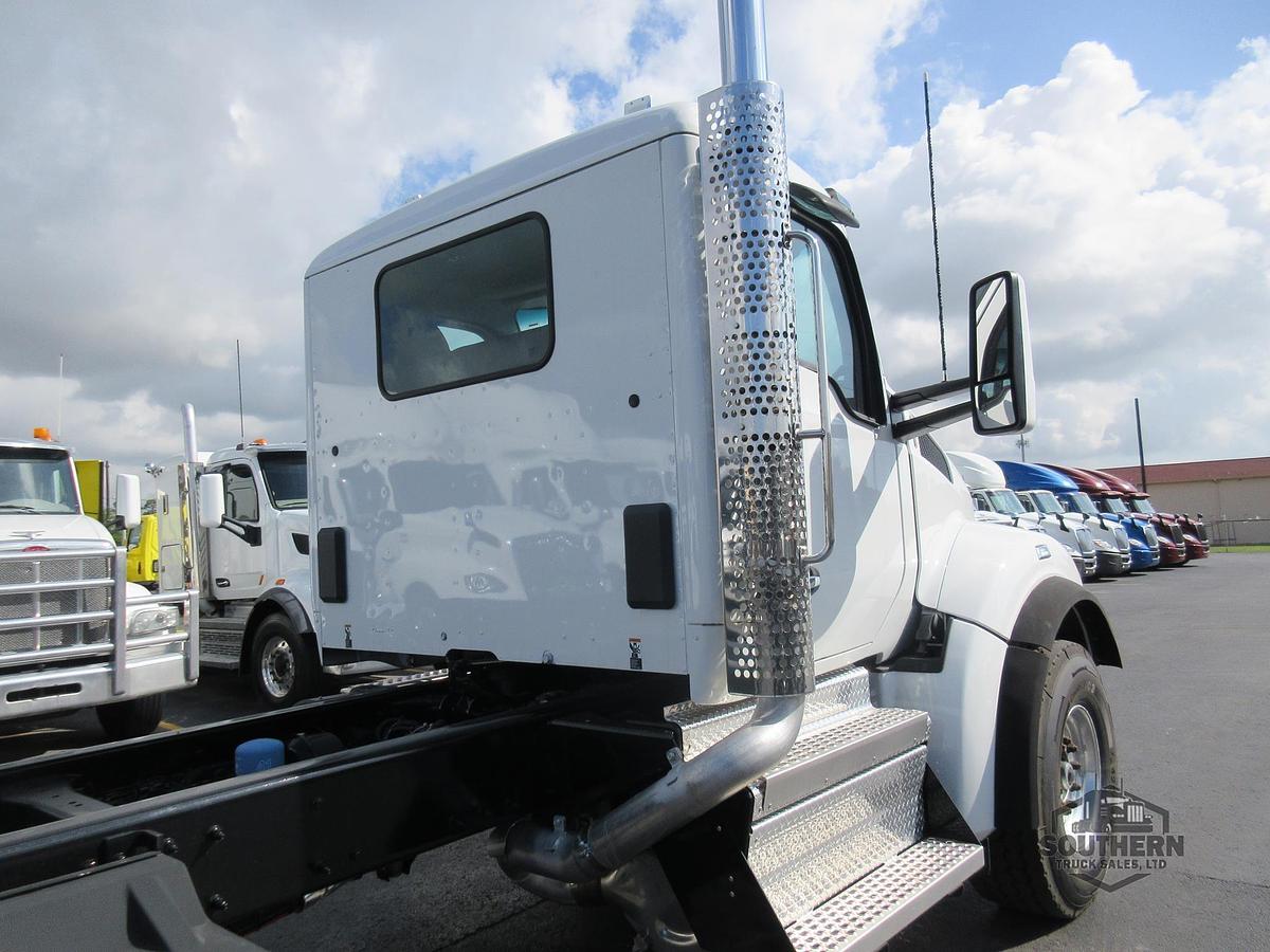 2025 KENWORTH T880
