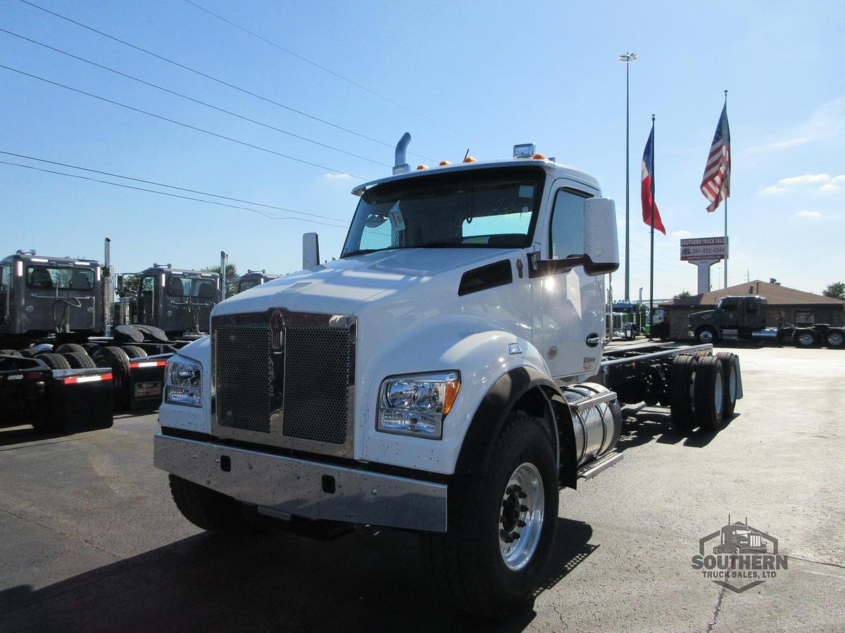 2025 KENWORTH T880
