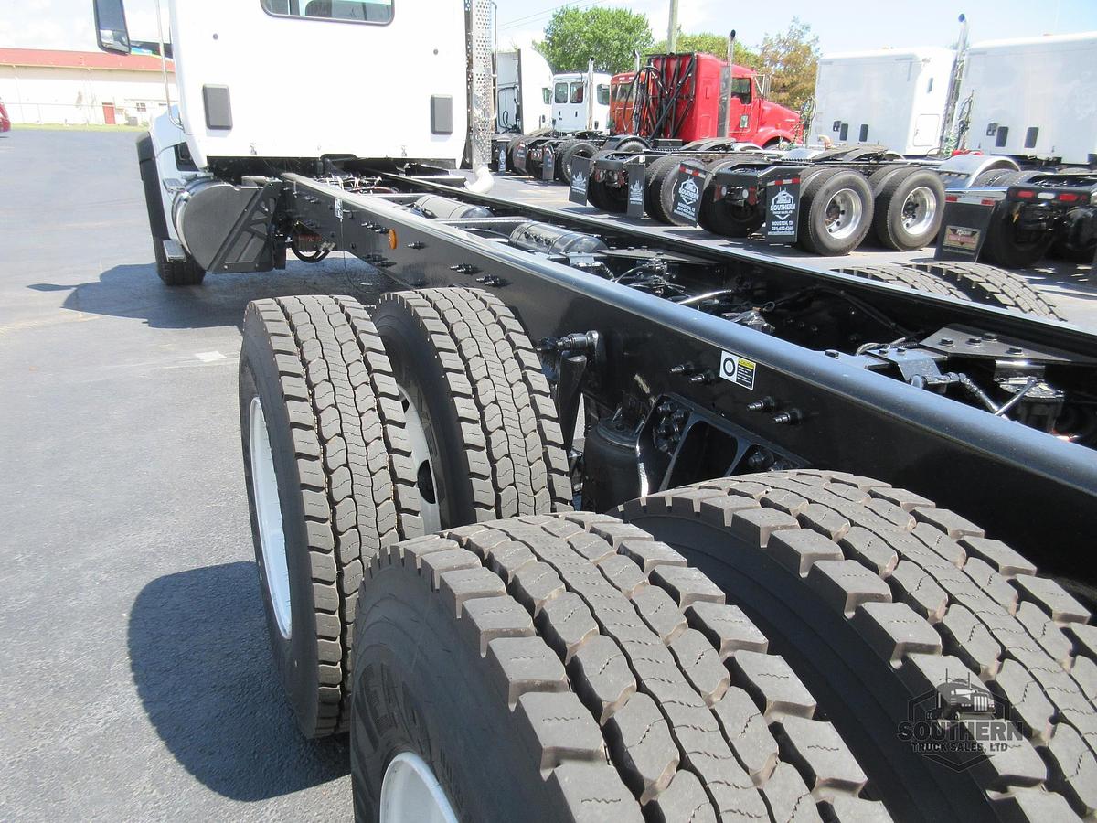 2025 KENWORTH T880