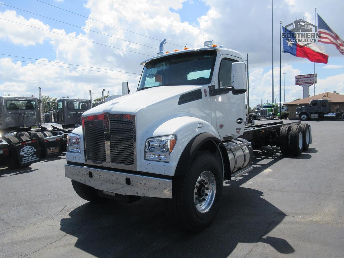 2025 KENWORTH T880