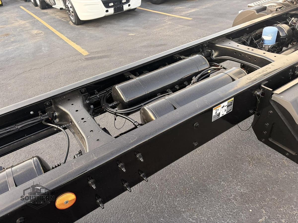 2025 KENWORTH T880