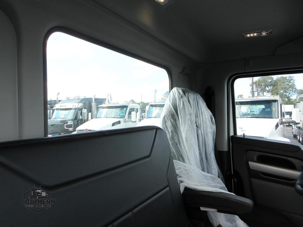 2025 KENWORTH T880