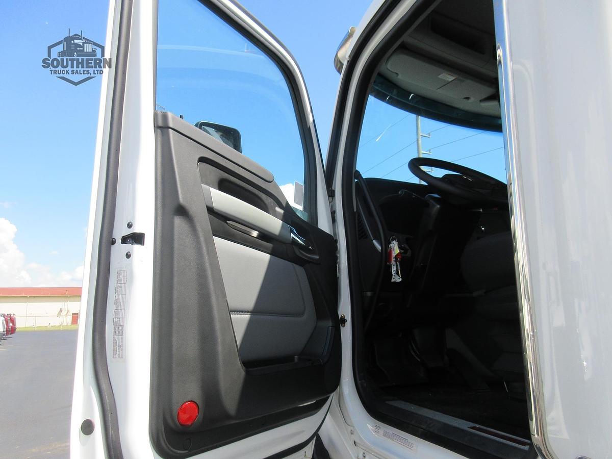 2025 KENWORTH T880