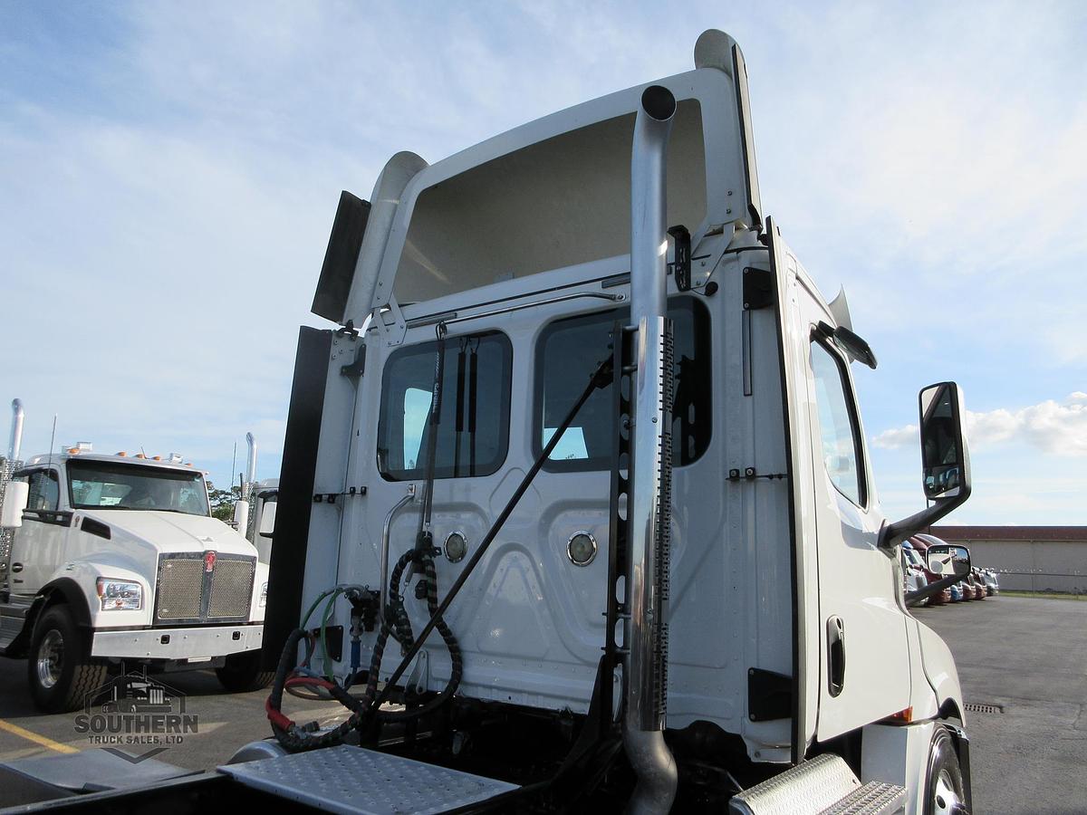 Used 2019 FREIGHTLINER CASCADIA 126