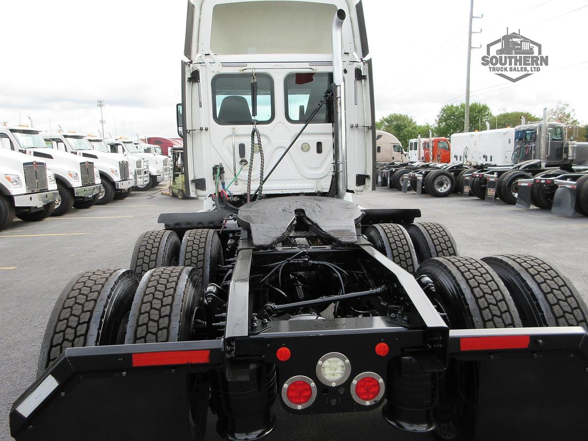 Used 2019 FREIGHTLINER CASCADIA 126