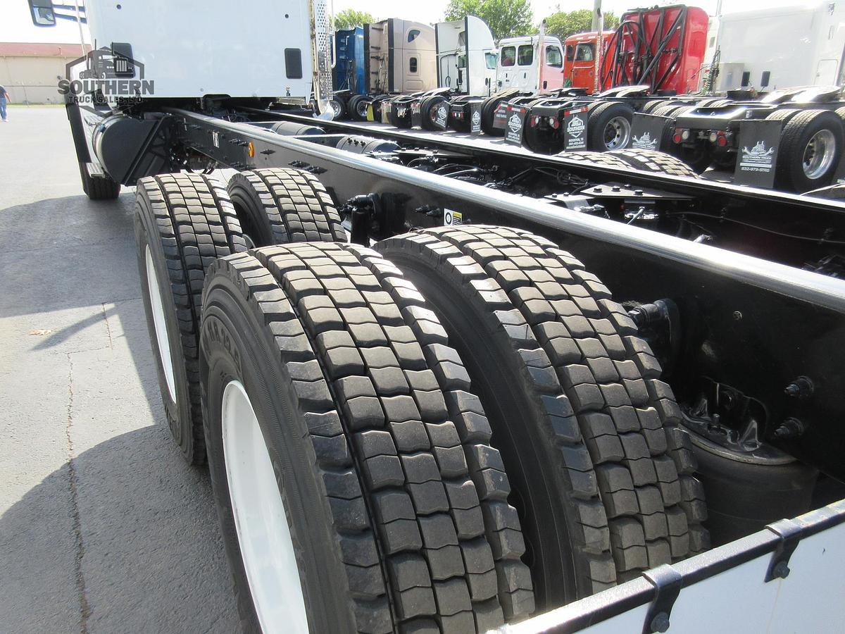 2025 KENWORTH T880