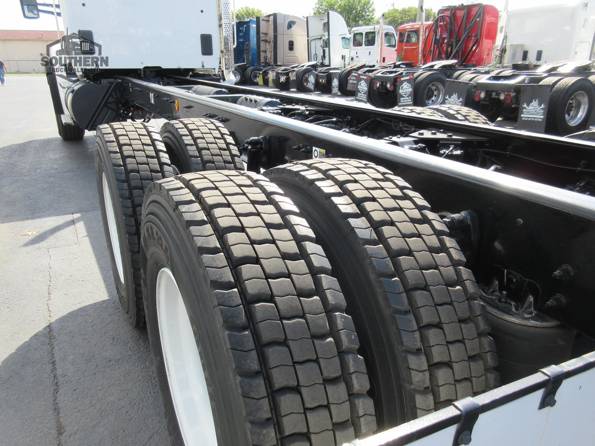 2025 KENWORTH T880