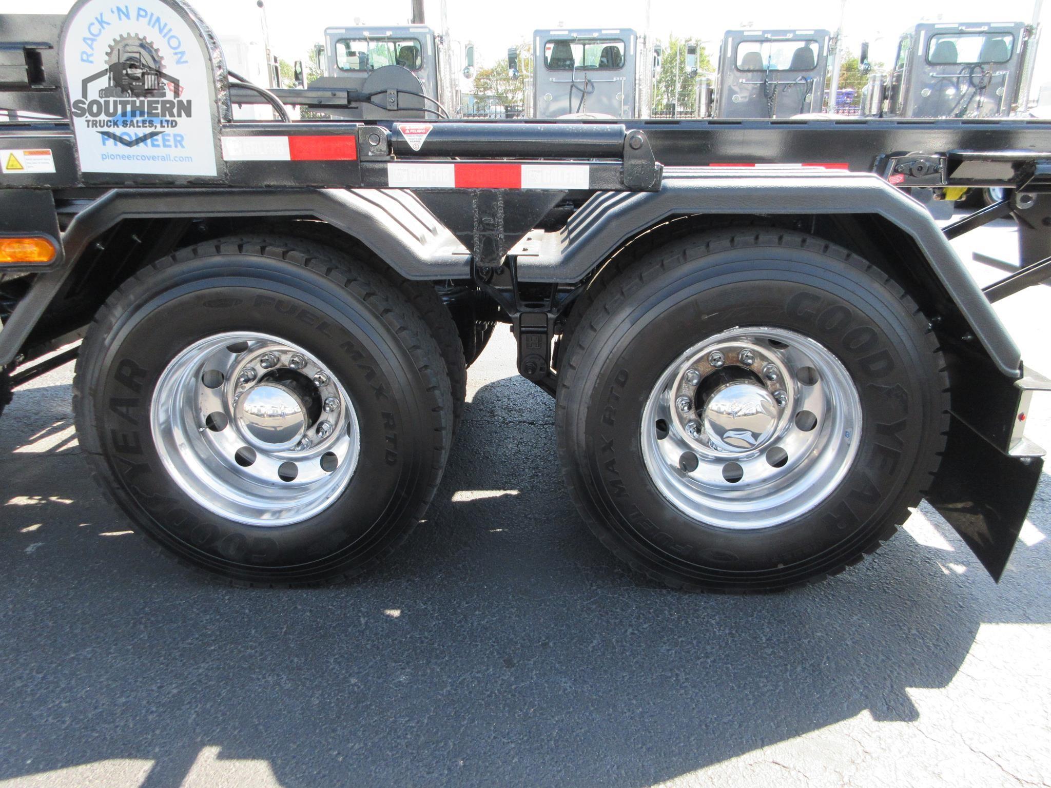 2025 KENWORTH T880