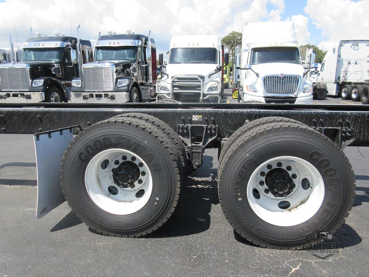 2025 KENWORTH T880