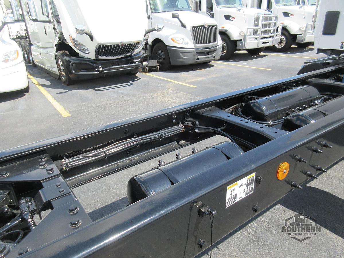 2025 KENWORTH T880