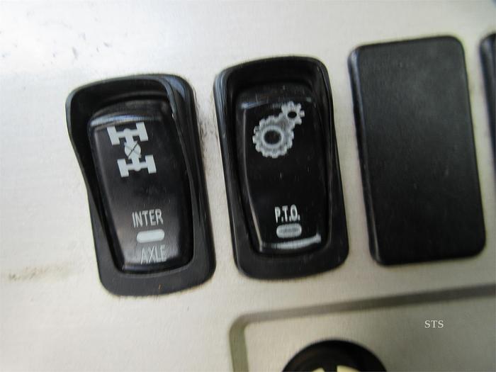 Used 2013 MACK GRANITE GU713