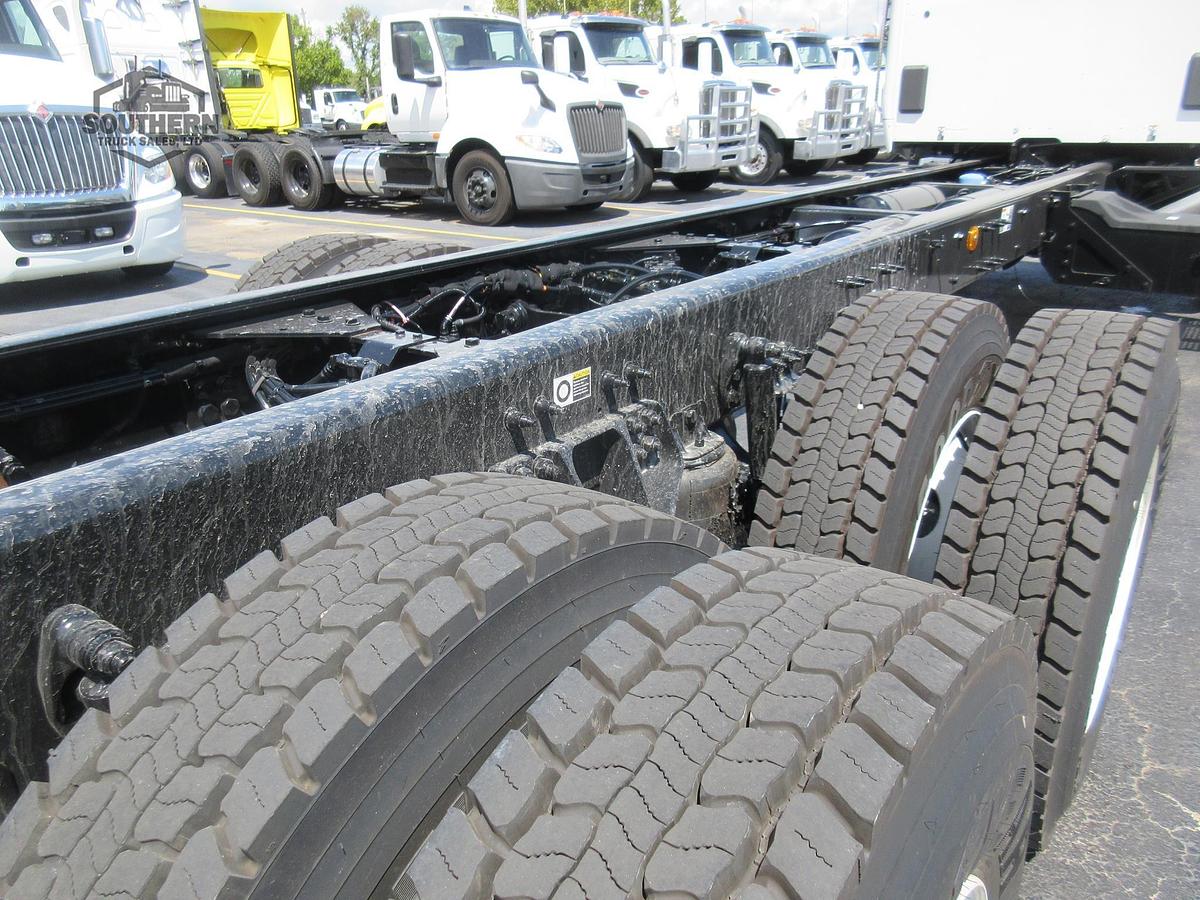 2025 KENWORTH T880