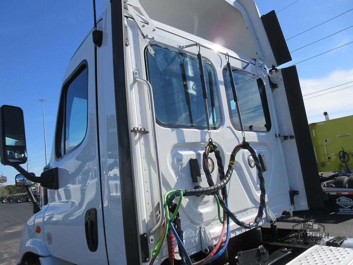 Used 2018 FREIGHTLINER CASCADIA 113