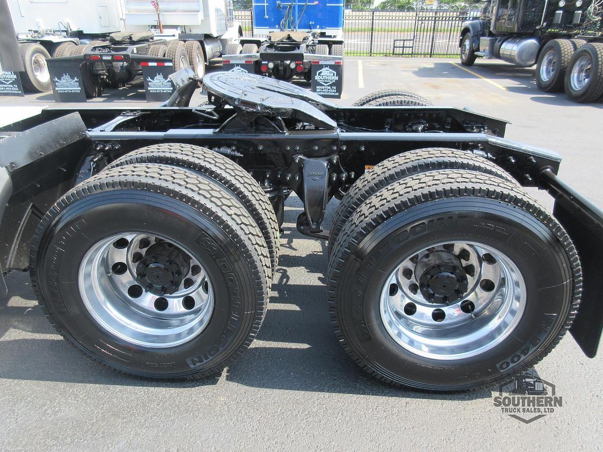 Used 2019 FREIGHTLINER CASCADIA 126