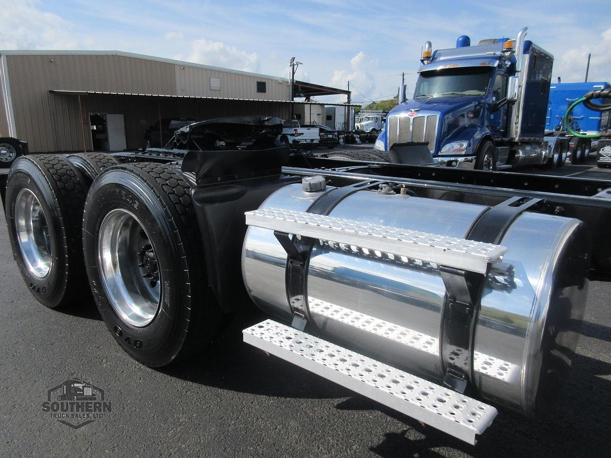 Used 2019 FREIGHTLINER 122SD