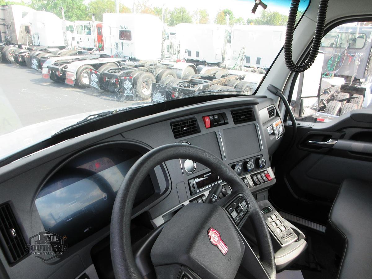 2025 KENWORTH T880