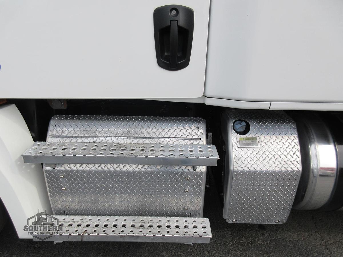 Used 2019 FREIGHTLINER CASCADIA 126