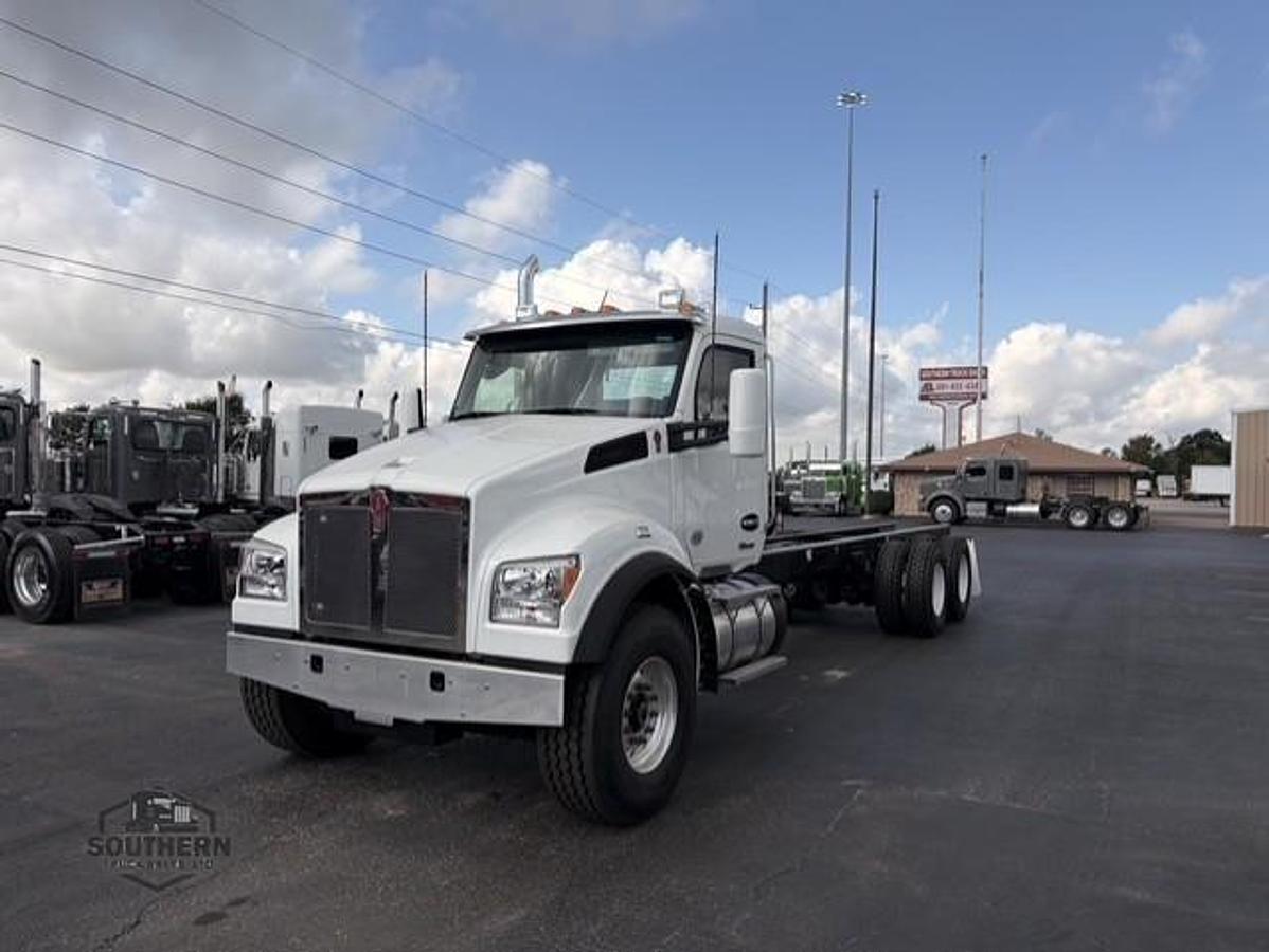 Used 2025 KENWORTH T880