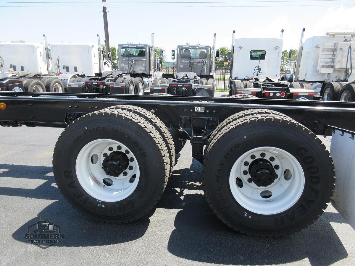 2025 KENWORTH T880