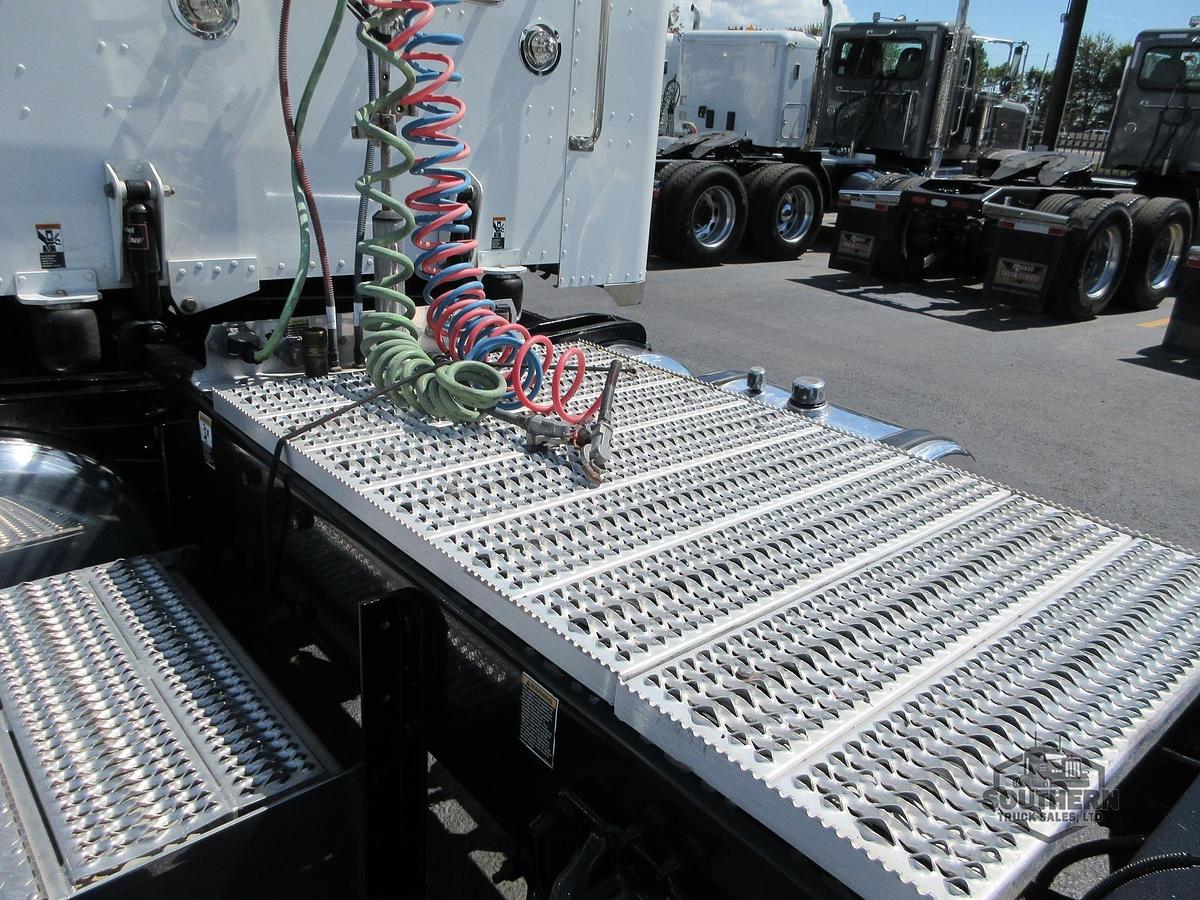 Used 2021 PETERBILT 389