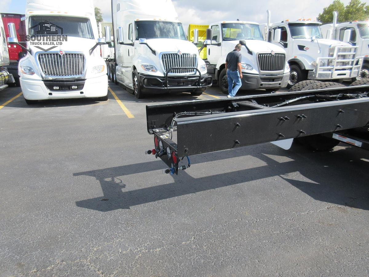2025 KENWORTH T880