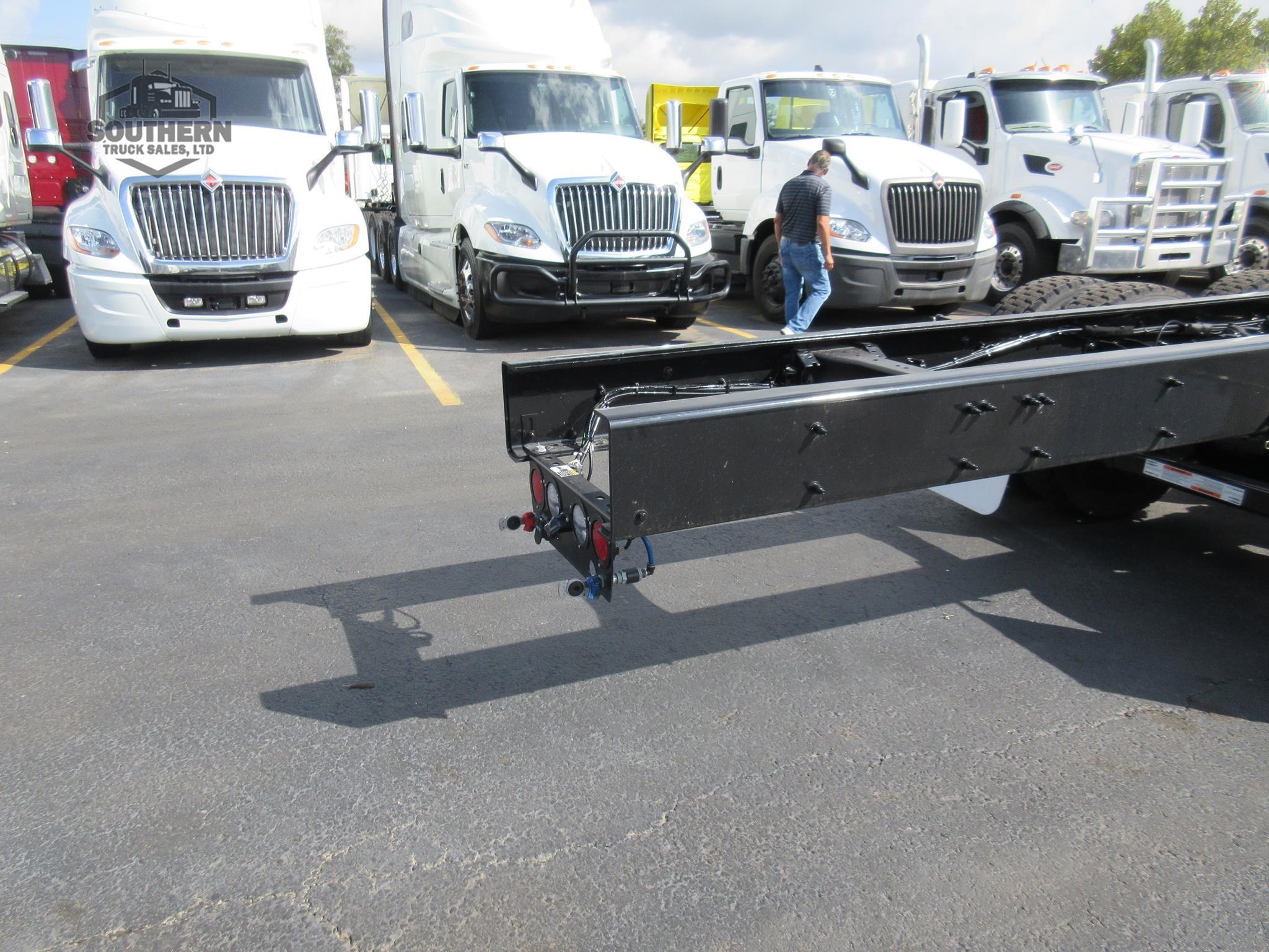 2025 KENWORTH T880