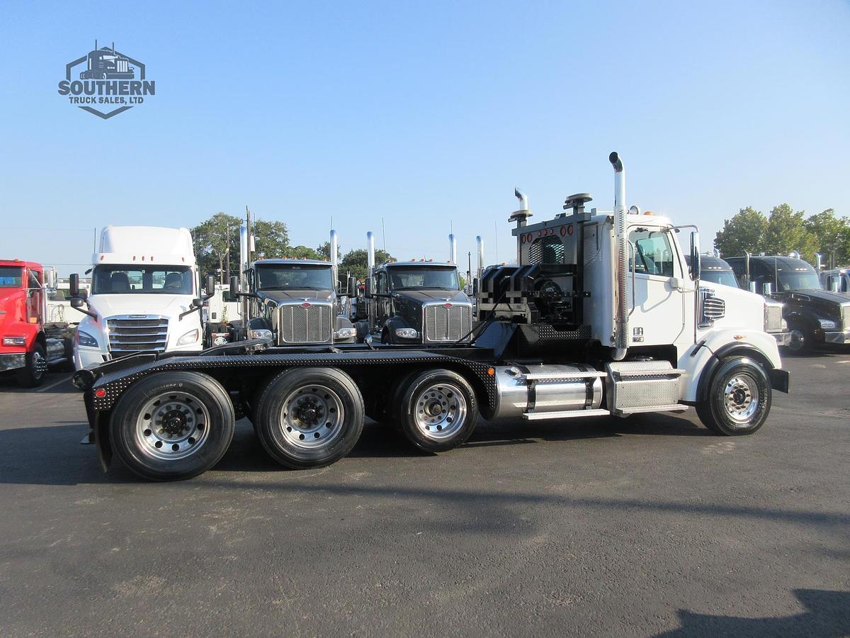 Used 2018 FREIGHTLINER 122SD