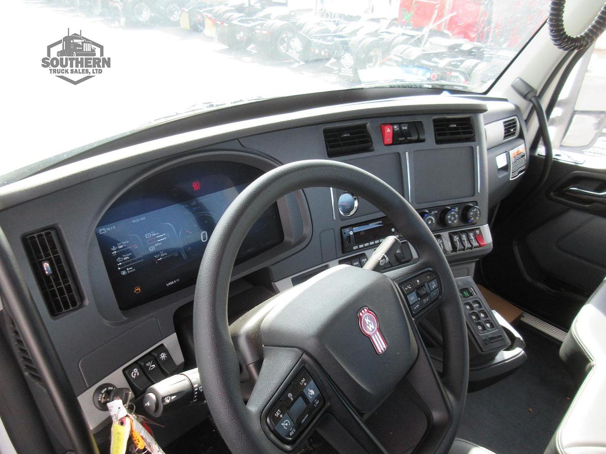 2025 KENWORTH T880