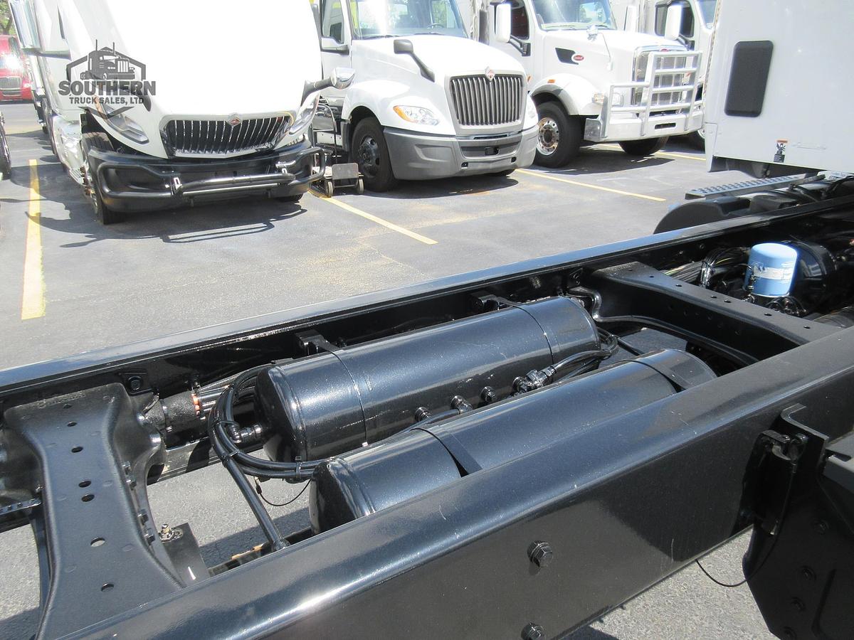 2025 KENWORTH T880